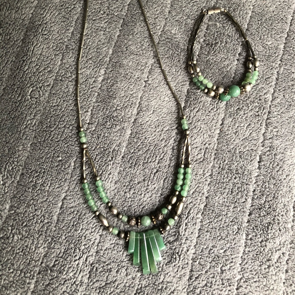 Beautiful vintage jade necklace and bracelet